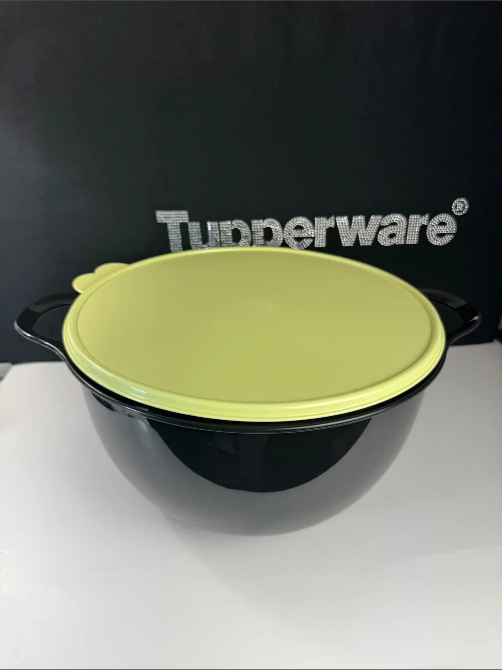 Tupperware Thatsa 42 Cup Black With Lime Green Seal Dual Handle Bowl New